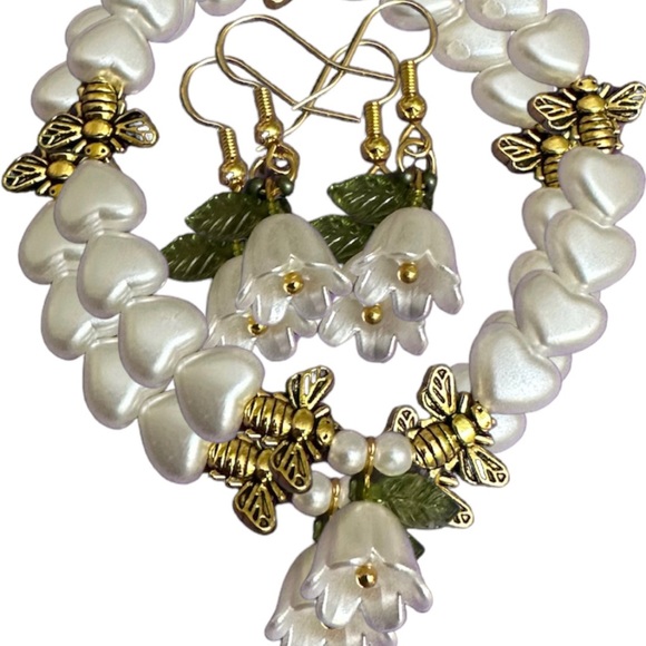 Handmade Floral earrings with bracelets. It’s called beeFlower bracelet set 🥰 - Picture 2 of 4